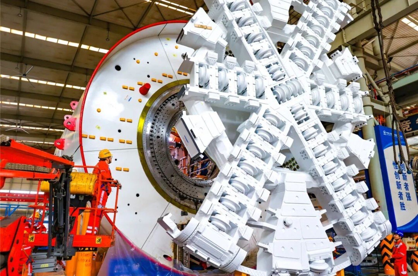 Shield tunnelling machine cutter head in an assembly hall