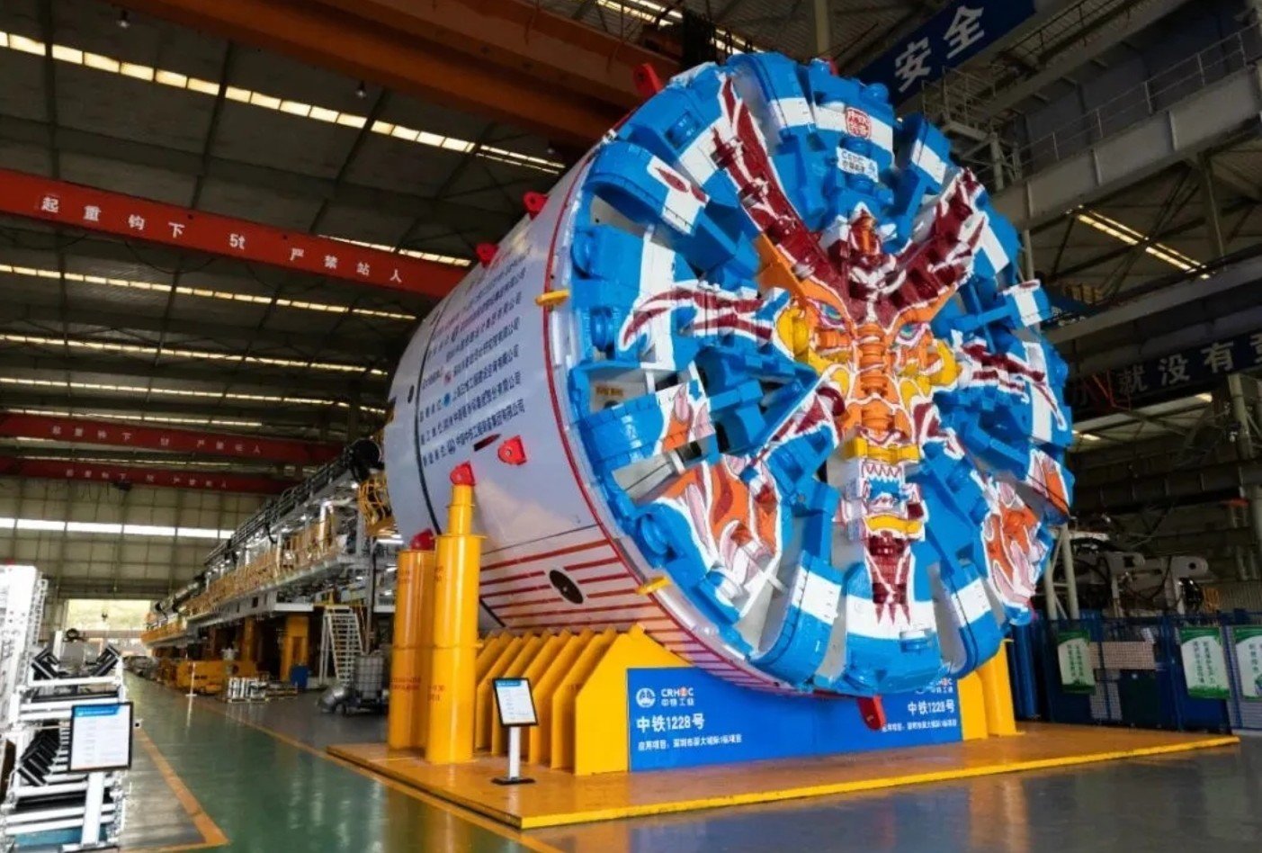 Large shield tunnelling machine in an assembly hall